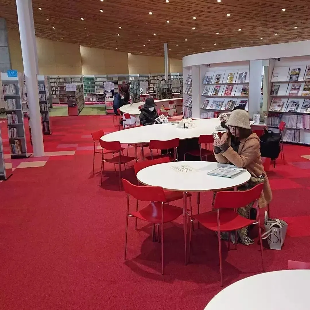 砺波市立図書館です。